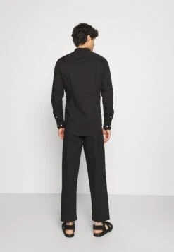 Pier One Muscle Fit Stand- Camisa - Black 10 Pier One Muscle Fit Stand- Camisa - Black -Pier One Ventas 0baebc4f5c6545e38aaa3b4f90cebbda