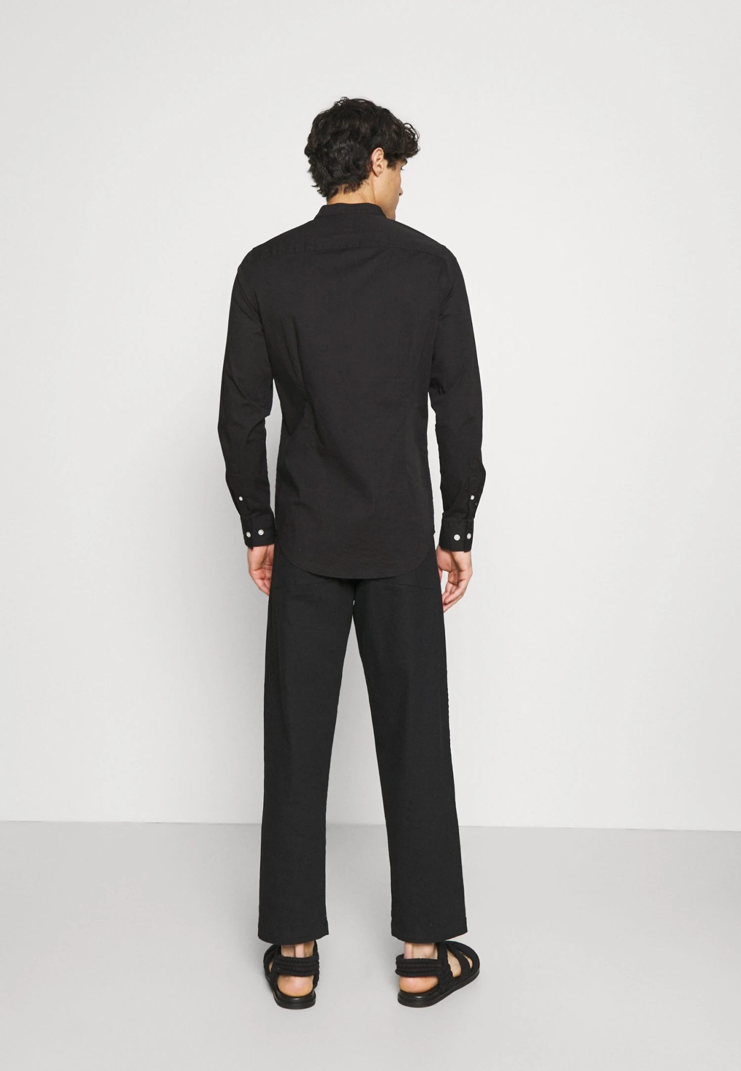 Pier One Muscle Fit Stand- Camisa - Black 3 Pier One Muscle Fit Stand- Camisa - Black - Imagen 3