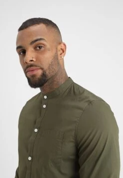 Pier One Muscle Fit Stand- Camisa - Oliv -Pier One Ventas 259eaf52e4d4427a96fee394df68933f