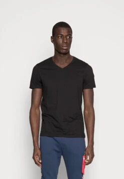 Pier One 3 Pack- Camiseta Básica - Black 6 Pier One 3 Pack- Camiseta Básica - Black -Pier One Ventas 3fa75a3949774380909723bffc57177e