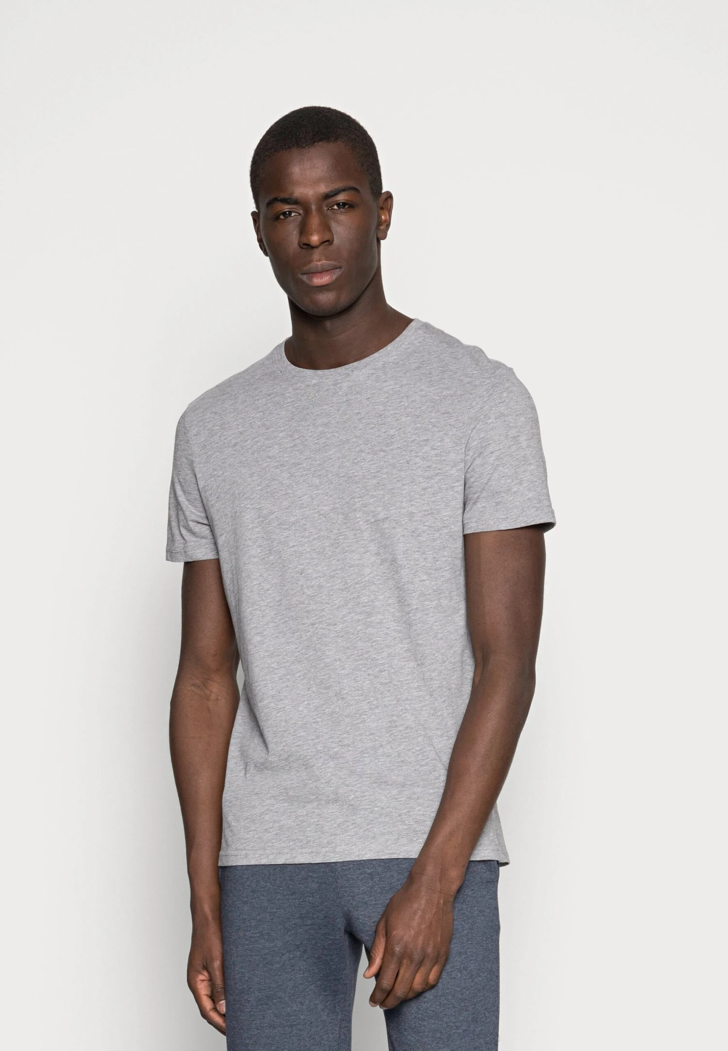 Pier One 3 Pack - Camiseta Básica - White/Black/Light Grey 4 Pier One 3 Pack - Camiseta Básica - White/Black/Light Grey - Imagen 4