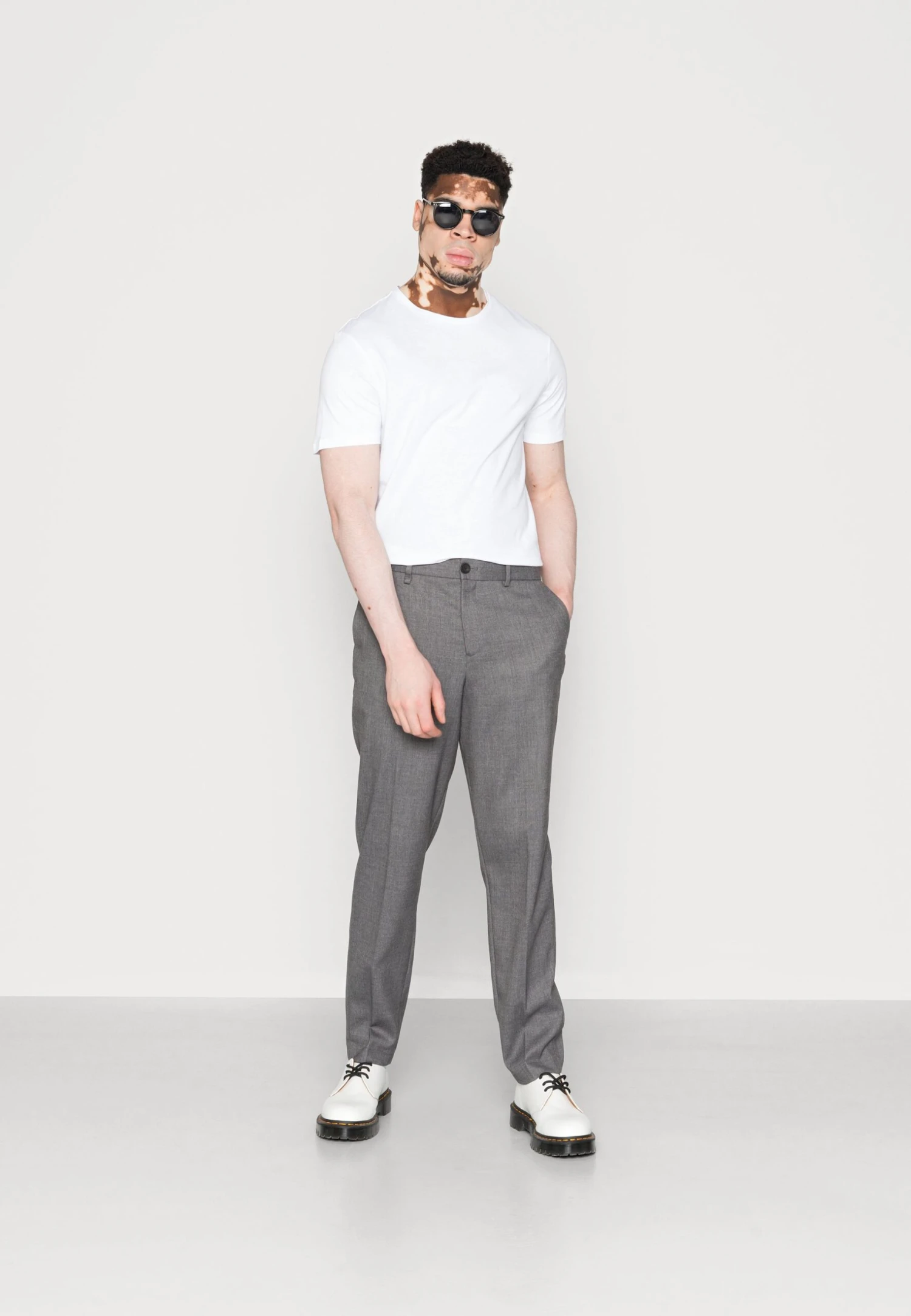 Pier One 10 Pack - Camiseta Básica - White/Black 1 Pier One 10 Pack - Camiseta Básica - White/Black