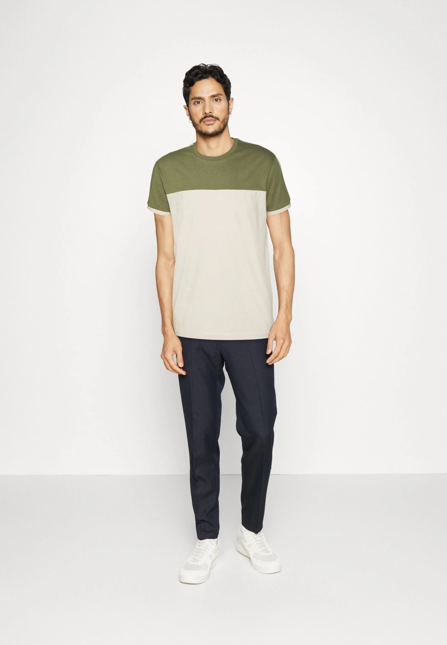 Pier One Camiseta Estampada - Khaki/Off-White 2 Pier One Camiseta Estampada - Khaki/Off-White - Imagen 2