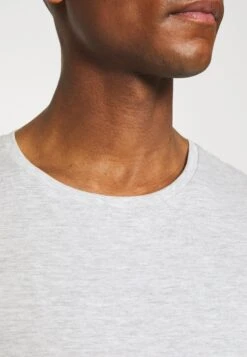 Pier One 5 Pack - Camiseta Básica - Black/White/Light Grey 16 Pier One 5 Pack - Camiseta Básica - Black/White/Light Grey -Pier One Ventas 781514b98ac940a2934d4a3cf6c9ca05