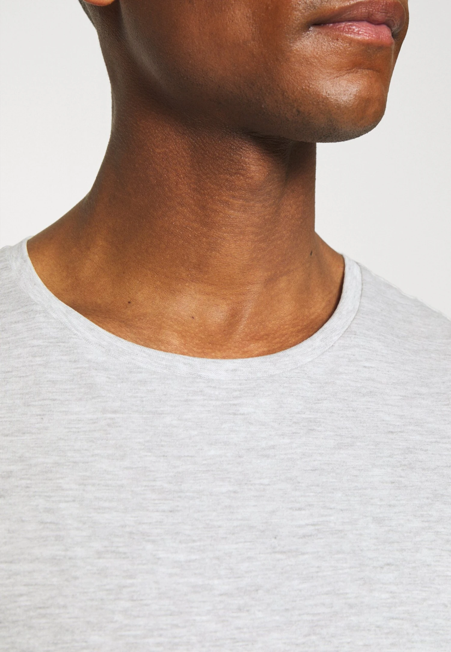 Pier One 5 Pack - Camiseta Básica - Black/White/Light Grey 7 Pier One 5 Pack - Camiseta Básica - Black/White/Light Grey - Imagen 7