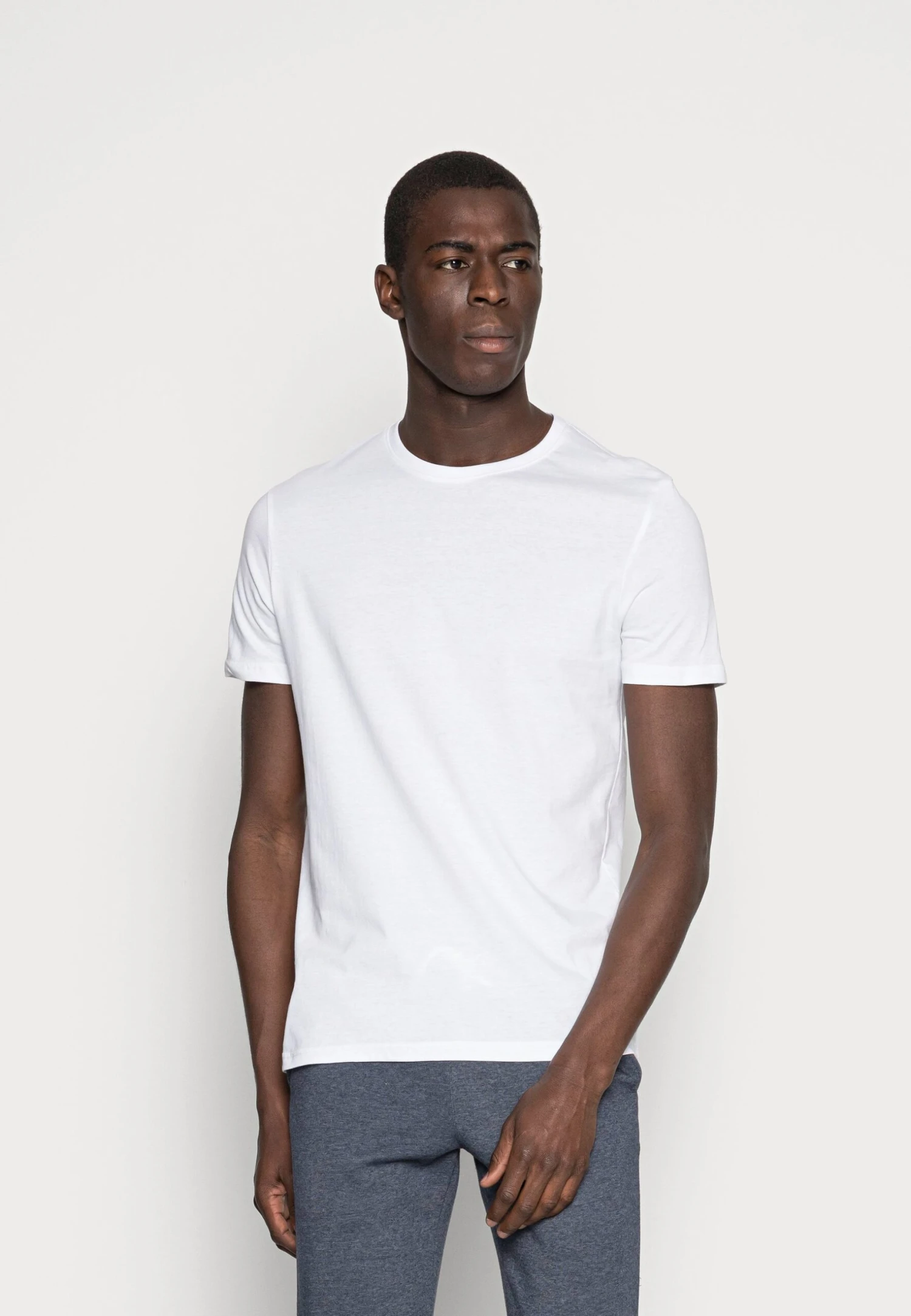 Pier One 3 Pack - Camiseta Básica - White/Black/Light Grey 2 Pier One 3 Pack - Camiseta Básica - White/Black/Light Grey - Imagen 2