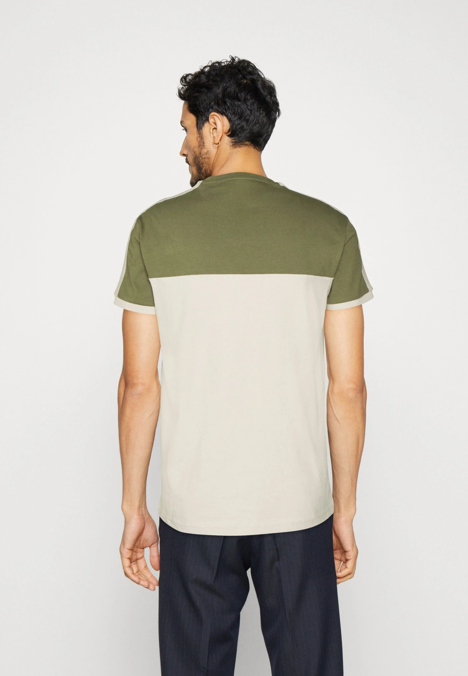 Pier One Camiseta Estampada - Khaki/Off-White 3 Pier One Camiseta Estampada - Khaki/Off-White - Imagen 3
