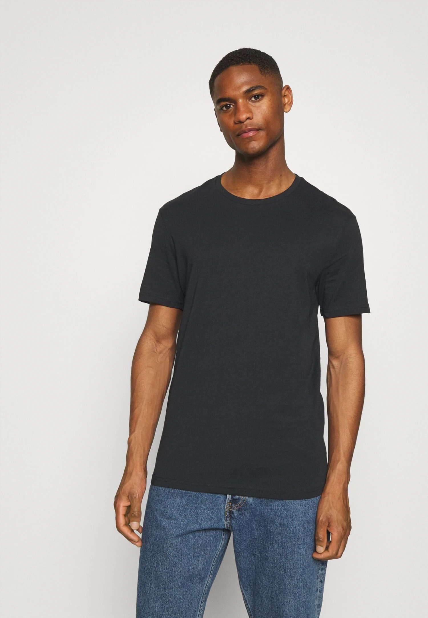 Pier One 5 Pack - Camiseta Básica - Black/White/Light Grey 4 Pier One 5 Pack - Camiseta Básica - Black/White/Light Grey - Imagen 4