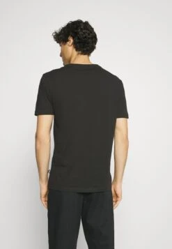 Pier One 5 Pack - Camiseta Básica - White/Black/Dark Blue -Pier One Ventas a0c7b6453ce14bcdb30df26ad77873b2