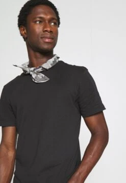 Pier One 3 Pack - Camiseta Básica - Black/Mottled Dark Grey/Bordeaux -Pier One Ventas ae9b9691c10949c5b4edc17929f8c13a