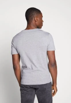 Pier One 3 Pack- Camiseta Básica - Black, Grey, Green 8 Pier One 3 Pack- Camiseta Básica - Black, Grey, Green -Pier One Ventas b3e2272097fd45d28e31884f564c0681