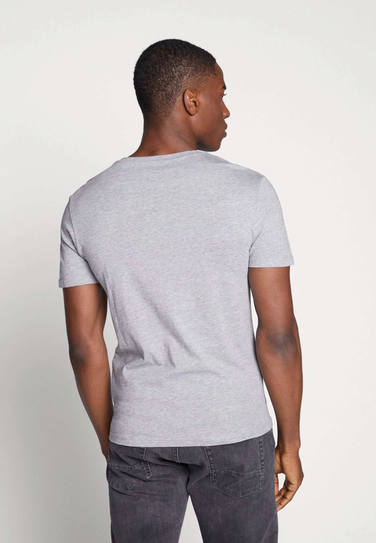 Pier One 3 Pack- Camiseta Básica - Black, Grey, Green 4 Pier One 3 Pack- Camiseta Básica - Black, Grey, Green - Imagen 4