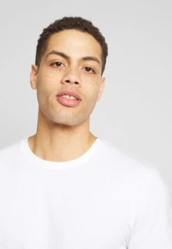 Pier One 3 Pack - Camiseta Básica - White/Dark Blue/Red -Pier One Ventas bb58520a3fdd4addbd204975d9a479ed