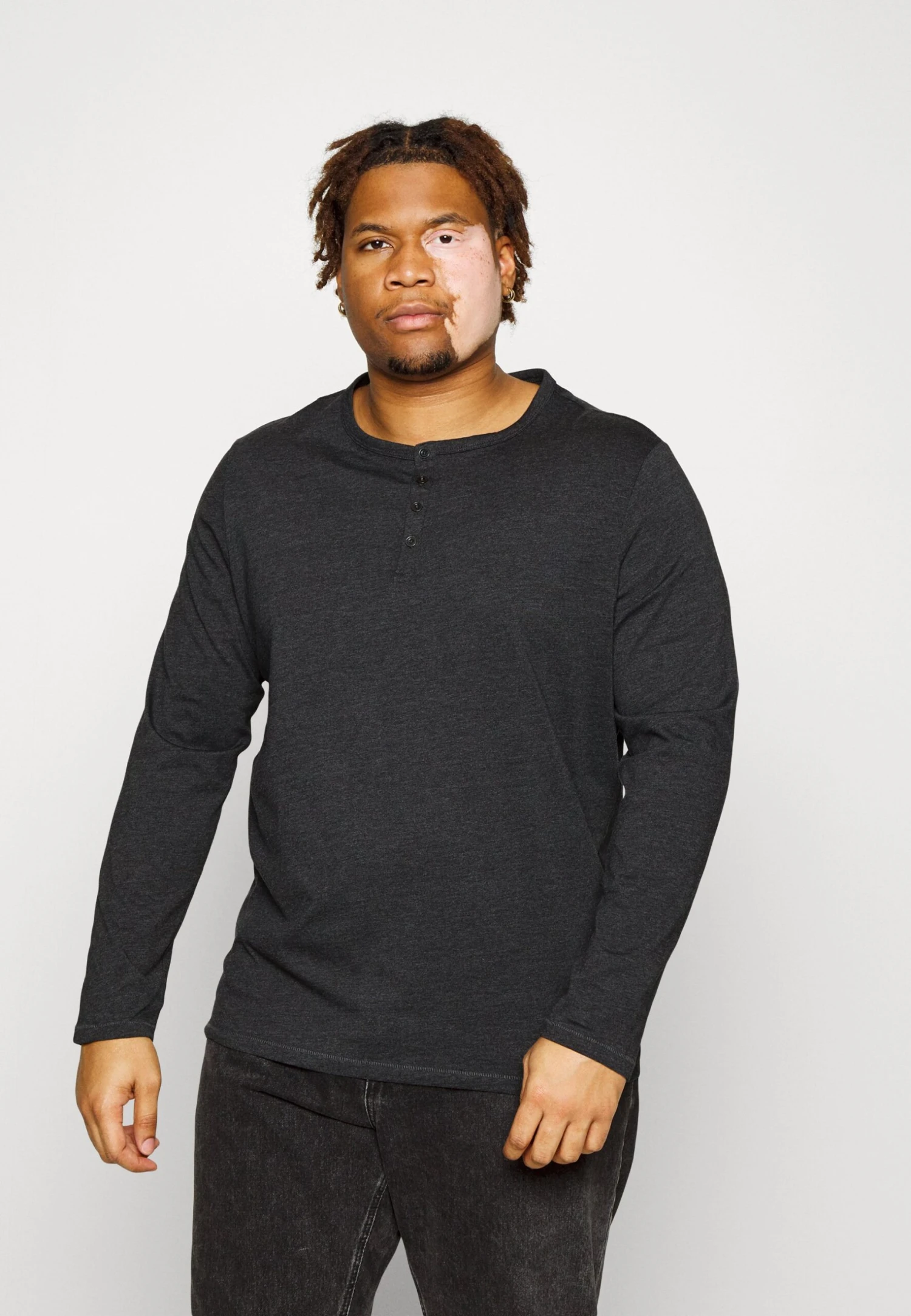 Pier One 2 Pack - Camiseta De Manga Larga - Dark Grey/Red 4 Pier One 2 Pack - Camiseta De Manga Larga - Dark Grey/Red - Imagen 4