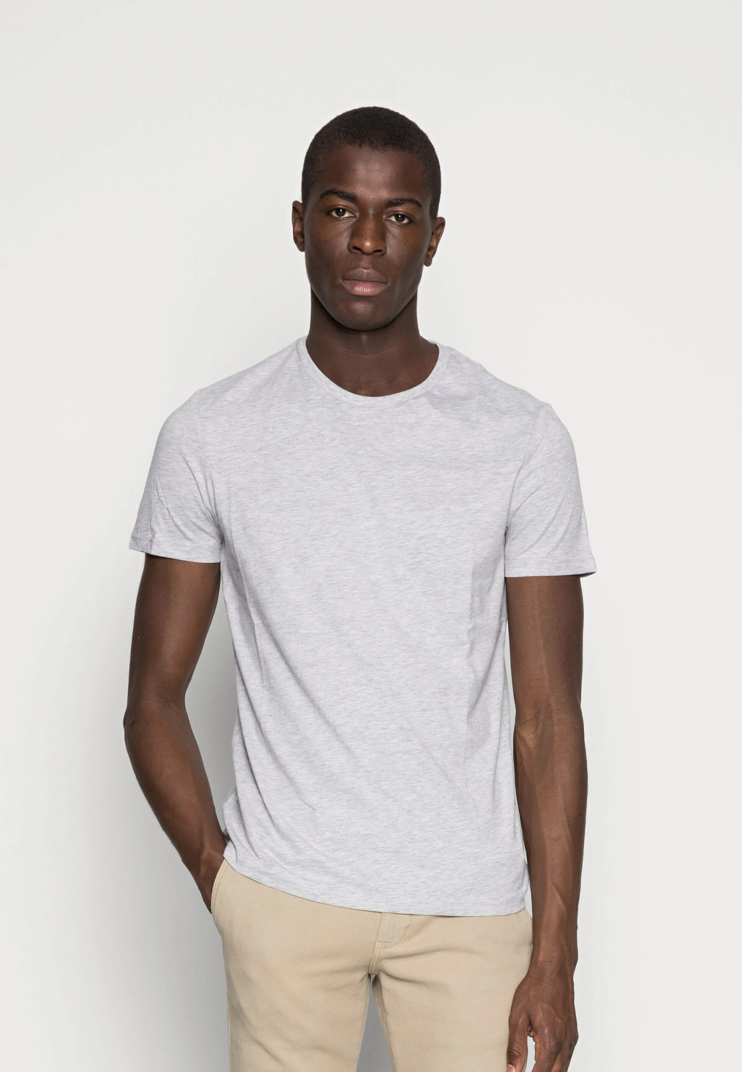 Pier One 5 Pack - Camiseta Básica - Dark Blue/Grey/Khaki 4 Pier One 5 Pack - Camiseta Básica - Dark Blue/Grey/Khaki - Imagen 4